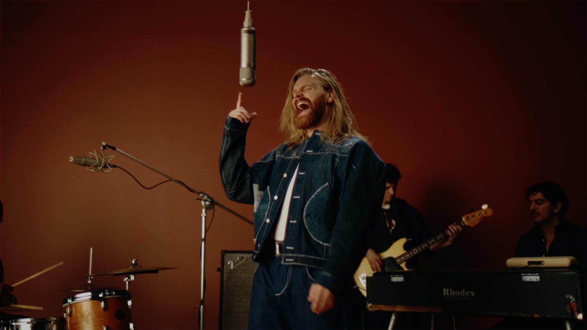 SURPRISE!! BETTER MAN IS OUT TODAY!!! 🚨 Wrote this song about becoming the best version of ourselves and the people that inspire us to do so, hope you love it 💛 #newmusic #originalmusic #fyp 