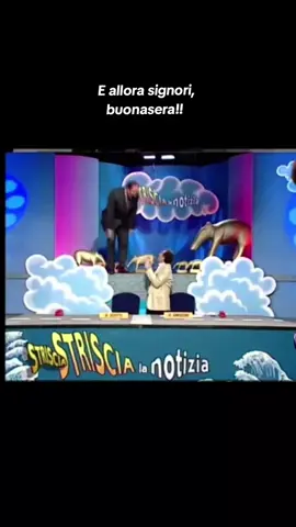 Scena memorabile della televisione italiana. 🤣🤣🤣 E allora signori, buonasera!! #fyp #striscialanotizia #GerryScotti #caduta #perte 
