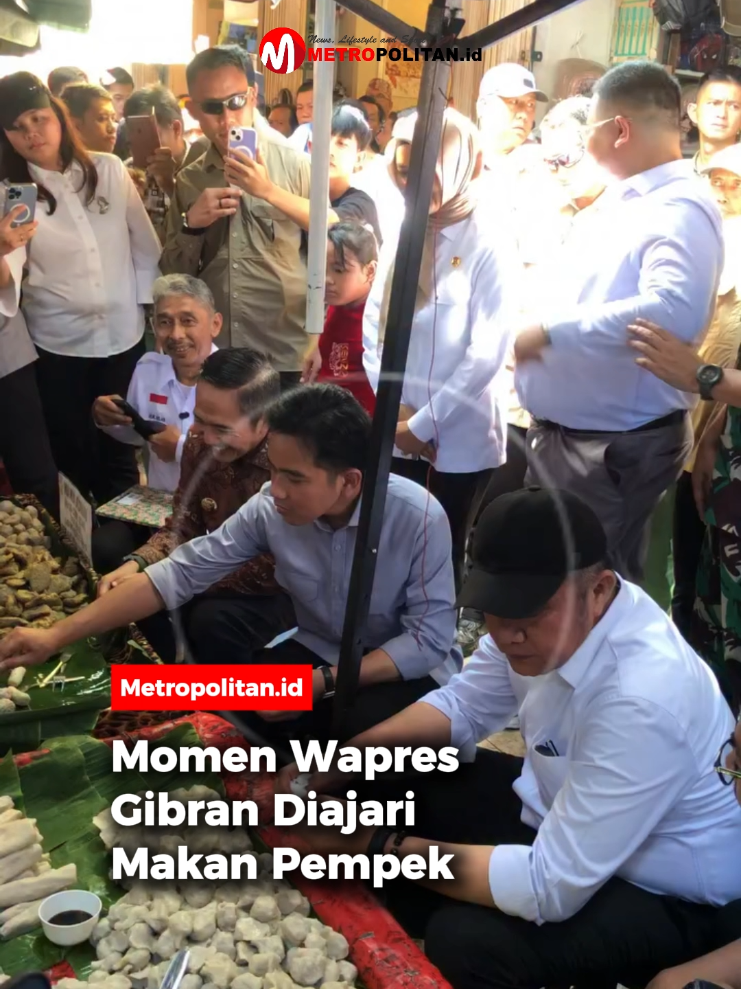 Wakil Presiden Gibran Rakabuming Raka mencicipi pempek tumpah saat meninjau Pasar 16 Ilir Palembang, Sumatera Selatan.  Ia datang bersama Gubernur Sumatera Selatan Herman Deru dan Wali Kota Palembang Ratu Dewa. Dalam kunjungannya, Gibran duduk bersama pedagang dan menikmati pempek dengan mencelupkannya ke dalam cuko, kuah khas pempek Palembang.  Aksinya langsung menyita perhatian warga yang memenuhi area pasar. Menariknya, Gibran juga menuruti ajakan pedagang untuk menyeruput cuko langsung dari wadahnya, setelah dicontohkan Herman Deru.  Cara ini memang menjadi tradisi masyarakat Palembang dalam menyantap pempek. 📹: adapaplg #metropolitanid #bacametropolitan #wapresgibran #makanpempek #nguyupcukopalembang