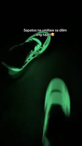 Umiilaw sa dilim na sapatos glow in the dark ang angas nag sspike na din solid🥰#shoes #glowinthedark #luminous #basketballshoes 