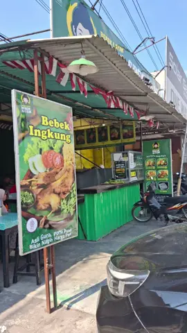sekali kali mampir Makan siang/malam disini ya bess  bebek&ayam mbok biyem lokasi dekat SPBU jonggragan KLATEN. #bebekgoreng #ayamgoreng #klaten24jam #tiktokgo #kulinerklaten klaten