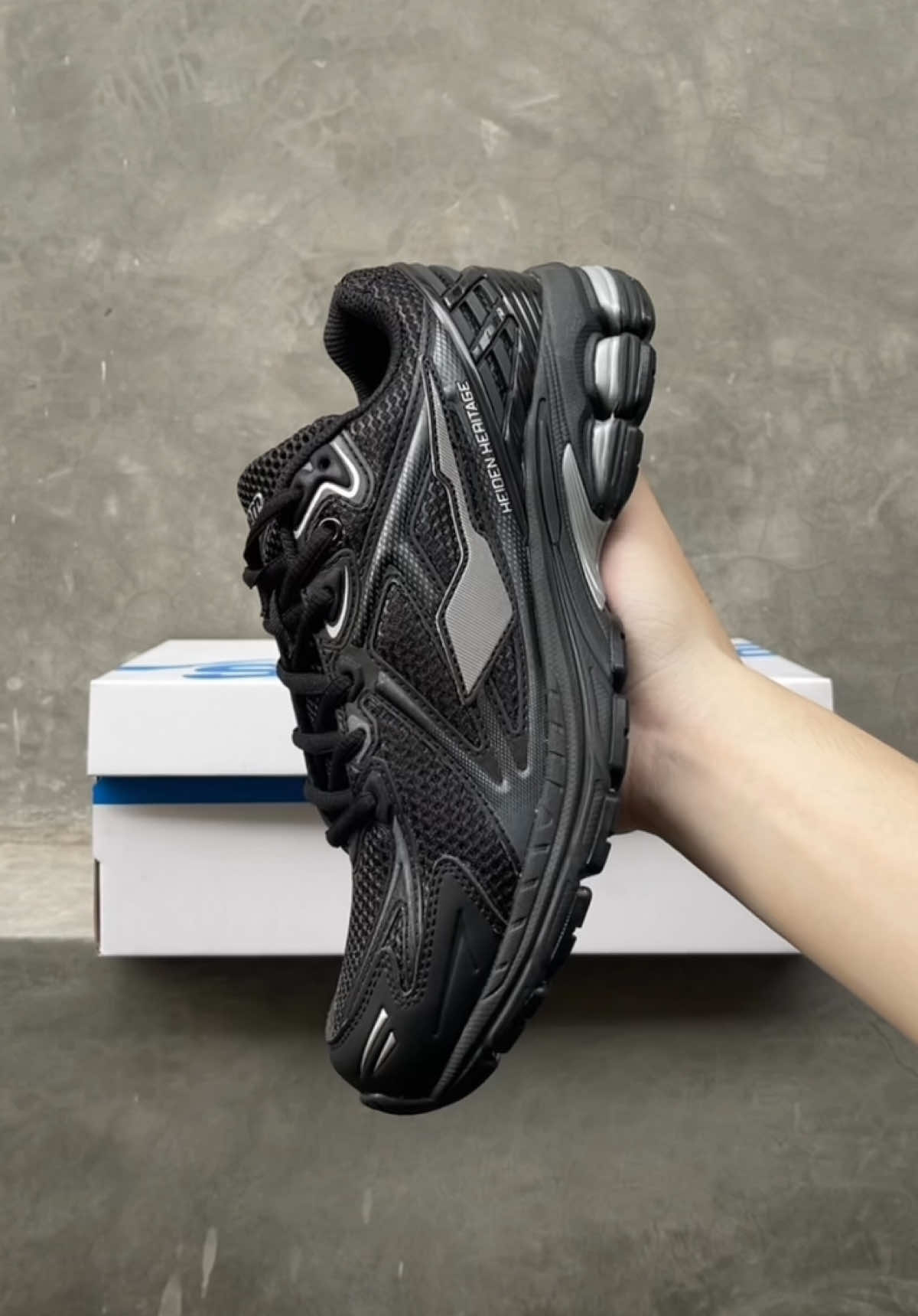 Sport shoes terbaru dari kita nih,  rate 1-10 di kolom komentar brader!!