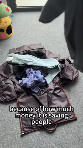 Airlines hate this bag 😆🤫#carryonbag #duffelbag #suitcase #traveltiktok #dealsforyoudays #checked #tiktokshop #garmentbag #getreadyforfashionweek 