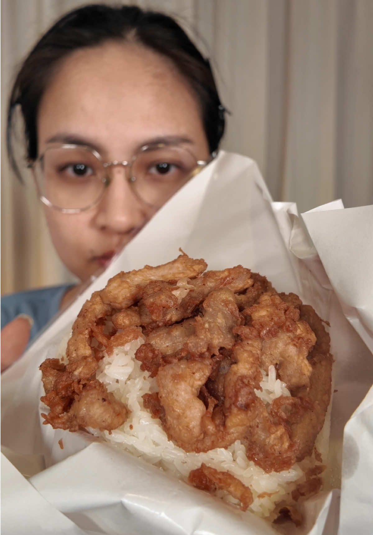 Eating Pork with Sticky rice (Poppular Breakfast in Thailand.) กินข้าวเหนียวหมูทอด มื้อเช้าแบบเบิ้มๆอร่อยจัด ข้าวเหนียวนุ่ม ลงตัว #qunfoheats #thaifood #asmrfood #asmreating #ข้าวเหนียวหมูทอด 