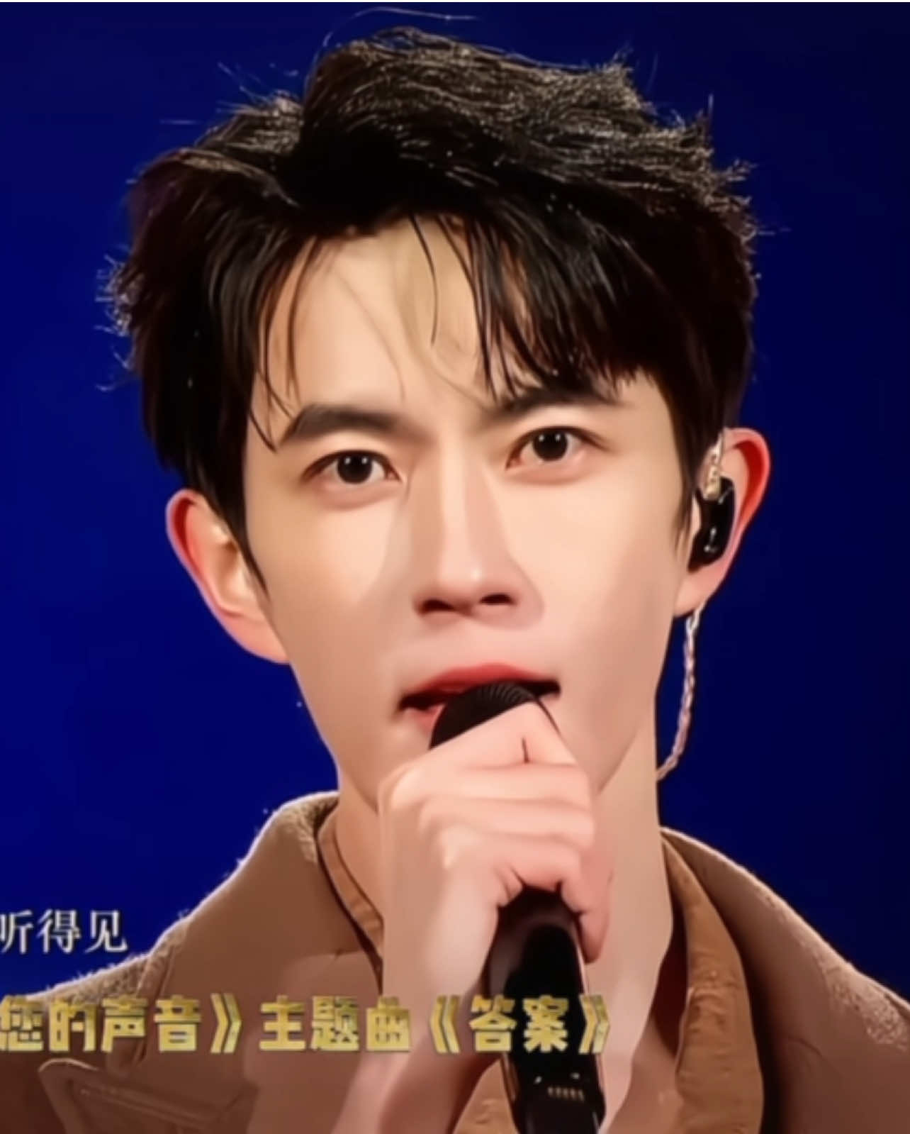 Vu Mông Lung, Anh à Ngồi nghe anh hát em lại chỉ muốn khóc nấc lên, những nỗi đau chỉ có người ở lại mới thấu, đau thấu tận tâm can. Sitting here listening to you sing, I just want to sob; the pain can only be truly felt by those left behind — it cuts deep into the heart. 朦胧啊 坐着听你唱歌，我只想抽泣；这种痛只有留下来的人才懂，痛彻心扉。 #yumenglongyeuminhanh❤️💜🤍 #yumenglong #yumenglong于朦胧 #vumonglung #vumonglung🍋🍋 