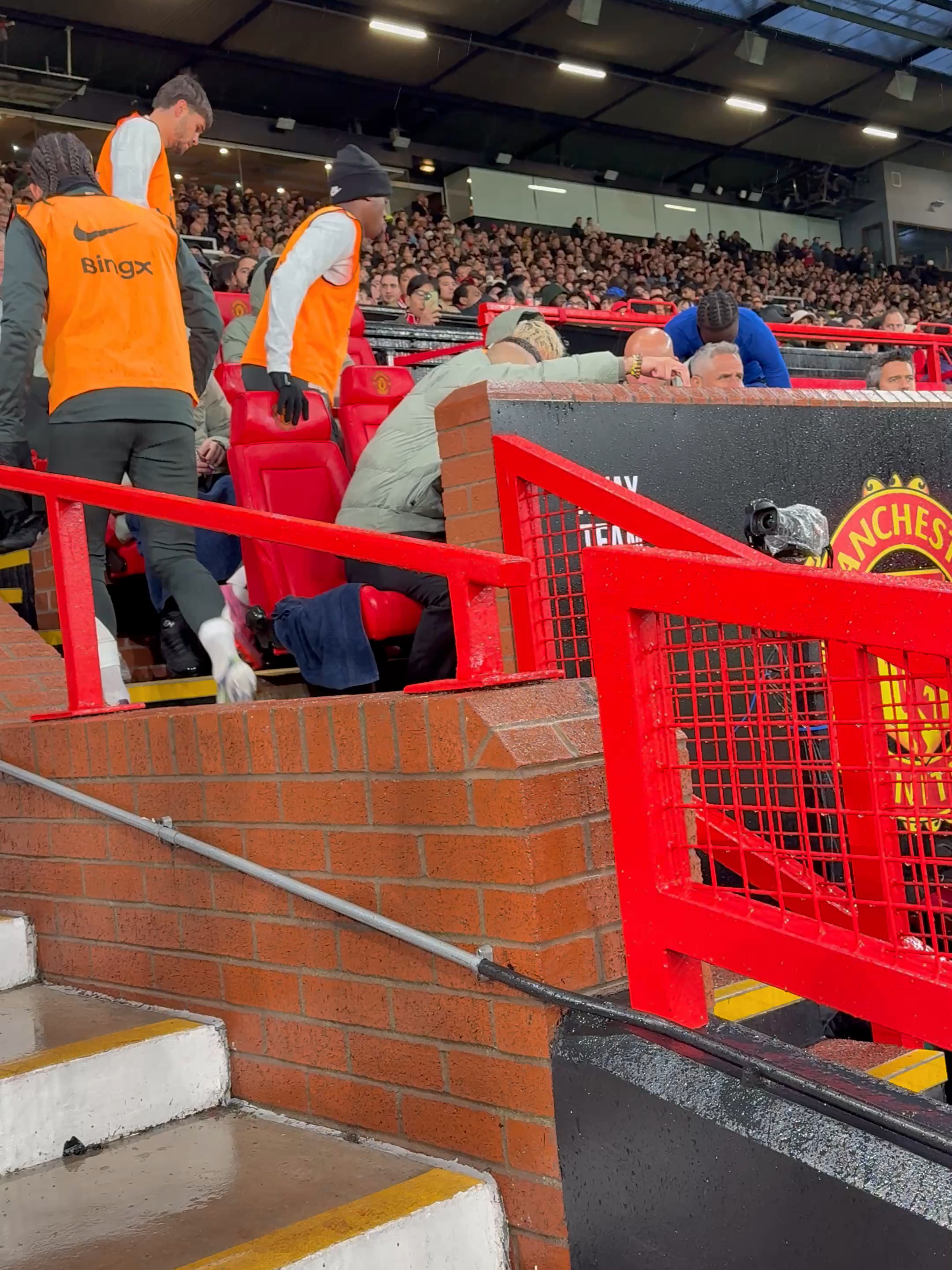 Garnacho & Cole Palmer Freezing on the Bench 😂 | Man Utd vs Chelsea 20 Sept 2025 ! It was a cold night at Old Trafford as Manchester United faced Chelsea in the Premier League on 20 September 2025. While the game ended 2-1 for Man Utd, fans couldn’t help but notice Garnacho and Cole Palmer looking absolutely frozen on the bench! Captured live from the stands, this funny moment shows the lighter side of football — even top Premier League stars can’t escape the Manchester chill. #manutd #chelsea #premierleague #oldtrafford #garnacho #colepalmer #manutdvschelsea #footballshorts #benchmoments #footballhighlights #historicfootballmatches #iconicgoals #legendaryfootballmoments #footballmatchreviews #classicfootballgames #footballhistory #soccerhighlights #greatestfootballplayers #fifaworldcupmoments #championsleaguehighlights #footballskillsandgoals #premierleaguehighlights #laligamatches #footballfanchannel #memorablefootballmatches #goalcompilations #footballanalysis #uefahighlights #epicfootballmoments