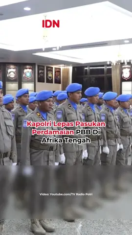 Kapolri Jenderal Listyo Sigit Prabowo di Mabes Polri, Jakarta, Kamis (25/9/2025), melepas 140 anggota polri yang tergabung dalam Satuan Tugas Formed Police Unit (FPU) 7 MINUSCA Bhayangkara, yang akan bertugas dalam misi pemeliharaan perdamaian Perserikatan Bangsa-Bangsa (PBB) di Republik Afrika Tengah. Menurut Kapolri, Polri aktif berpartisipasi dalam misi perdamaian PBB sejalan dengan komitmen Indonesia yang disampaikan Presiden Prabowo pada Sidang Umum ke-80 PBB di New York, beberapa hari lalu. #IDNTimes #tiktoknews #tiktokberita #IDNTimes_NAI #tiktoktainment #TikTokNews #Viral #IDNTimesNews #Polri #Kapolri #PBB #PasukanPerdamaian
