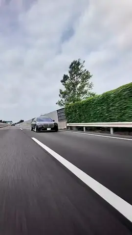#mercedes #millionviews #million #tiktokviral #newtrend #creatorsearchinsights #fyp #ti̇ktok #car 