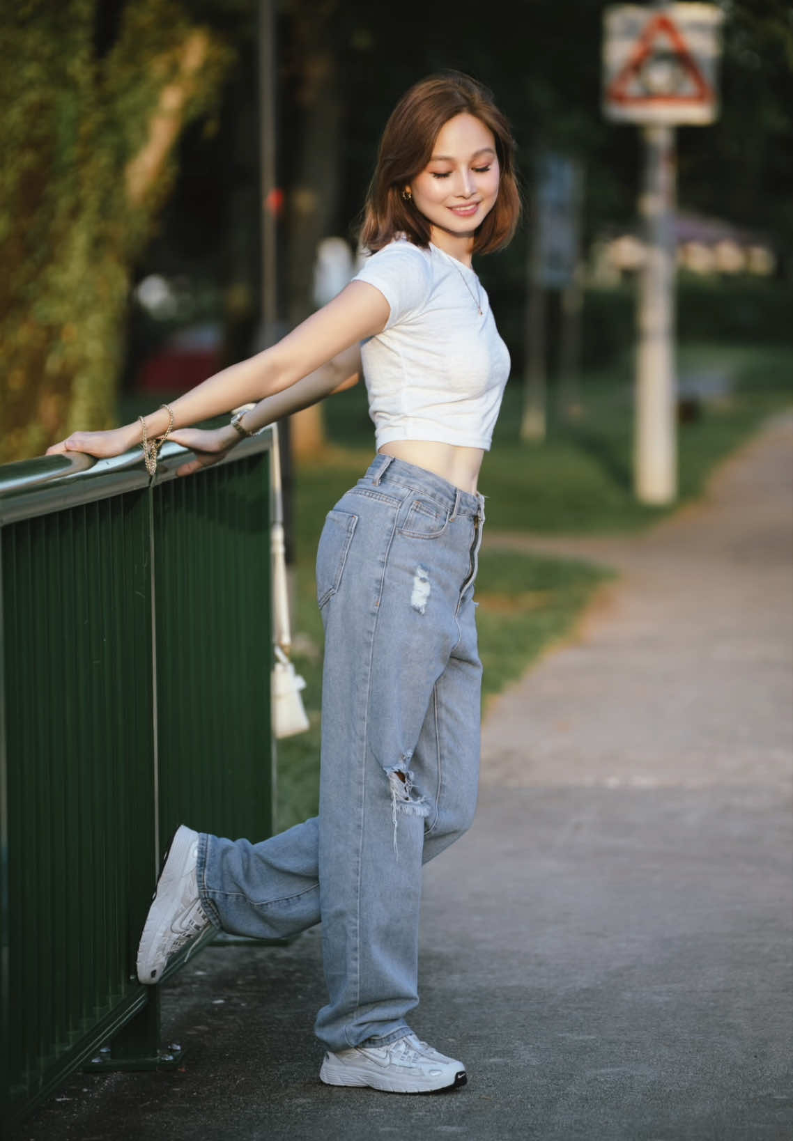 Simple poses for ladies🫶 #OOTD #howtopose #posingtips #ladies #singapore 