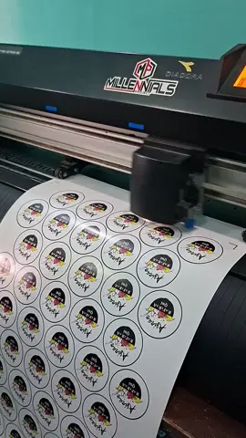 proses cutting half cut bikin stiker lebih praktis & estetik. pesan sekarang yaa😉 #halfcut  #milenialprojectmojokerto #percetakanmojokerto #stiker 