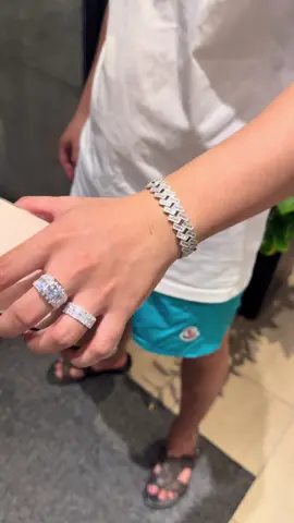 Cậu em 2k1 ít tuổi mà chịu chơi 💎 Lên tay ful combo Lắc tay + nhẫn quá đẹp #xuhuong #kimcuong #vangtrang #trangsuc #nhanvangtrang #nhankimcuong #phugialuxury #hoanggiawatch⌚️ #cambodia 