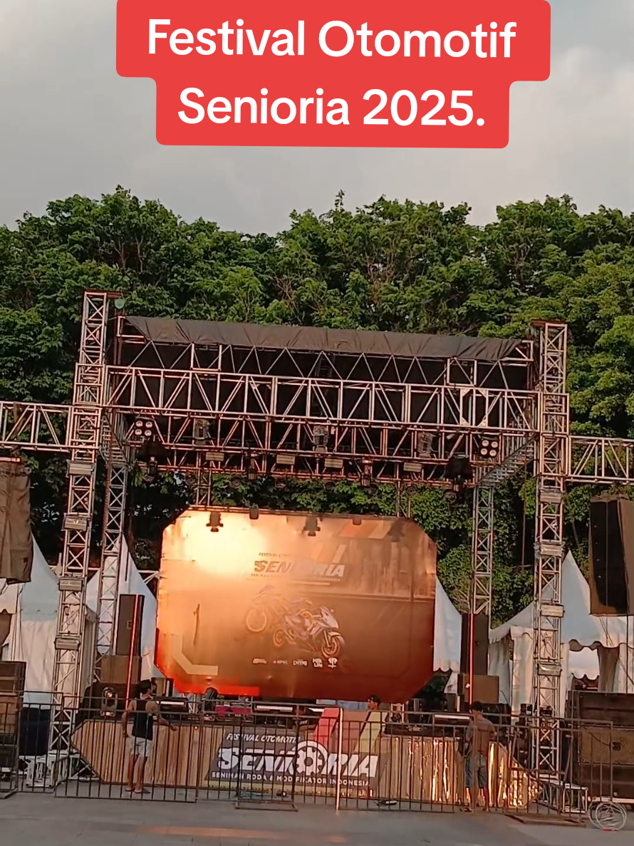🎶 Satu malam, sejuta kenangan! 🎶 Mari ramaikan Festival Otomotif Senioria 2025. Line up: SUPERIOTS, Dince Killa, DJ Diskoplo, Capiet Reggae. 📍 Alun-Alun Purwodadi 📅 27 September 2025 | 17.00 WIB Datang dan nikmati keseruannya! #purwodadi #purwodadigrobogan #senioria #viral #fyp 