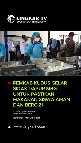 Pemkab Kudus Gelar Sidak Dapur MBG untuk Pastikan Makanan Siswa Aman dan Bergizi Kudus, 26 September 2025 – Menyusul maraknya kasus keracunan massal program Makanan Bergizi (MBG) di sejumlah daerah, Pemerintah Kabupaten Kudus melakukan inspeksi mendadak (sidak) di dapur MBG guna memastikan keamanan dan kualitas makanan yang disajikan untuk siswa. Wakil Bupati Kudus, Bellinda Putri Sabrina Birton, memimpin sidak di dapur Satuan Pelayanan Pemenuhan Gizi (SPPG) Gondangmanis 2.  Dalam kesempatan tersebut, Wabup meninjau secara langsung proses pengolahan makanan, mulai dari bahan mentah hingga siap saji. “Pemkab Kudus berkomitmen memastikan makanan bergizi yang disediakan bagi siswa tidak hanya layak, tetapi juga aman untuk dikonsumsi,” tegas Bellinda. Namun, dalam sidak ditemukan beberapa catatan penting, antara lain adanya buah yang sudah membusuk serta kondisi dapur yang masih dipenuhi lalat. Hal ini langsung menjadi perhatian serius pemerintah dan diminta segera dibenahi agar tidak menimbulkan risiko bagi kesehatan siswa. Pemkab Kudus menegaskan akan terus melakukan pemantauan dan pengawasan rutin terhadap seluruh dapur MBG di wilayahnya.  Langkah ini dilakukan untuk mencegah terulangnya kasus keracunan massal, sekaligus memastikan setiap makanan yang masuk program MBG benar-benar memenuhi standar gizi, kebersihan, dan kelayakan konsumsi. #berita #mbg #kudus #jateng #lingkartv