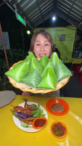 Nasi uduk imut , satu hap habis … enak tapi sih …  #sibungbung #mukbang #kulinerviral 
