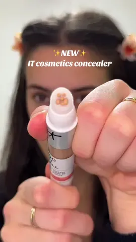 😱 J’ai des cernes très marqués,  et d’habitude je dois passer par un correcteur de couleur… Mais ce nouveau concealer IT Cosmetics change tout : en un seul clic, il efface mes cernes instantanément ✨ 💧 24h d’hydratation continue 👀 90% de ceux qui l’utilisent constatent une réduction visible des cernes 💋 87% remarquent un effet repulpant Une vraie révolution : il corrige, hydrate et illumine en un geste ! Merci @IT Cosmetics 🩷✨ #itcosmetics #makeup #doitall #beautytips #pourtoi 