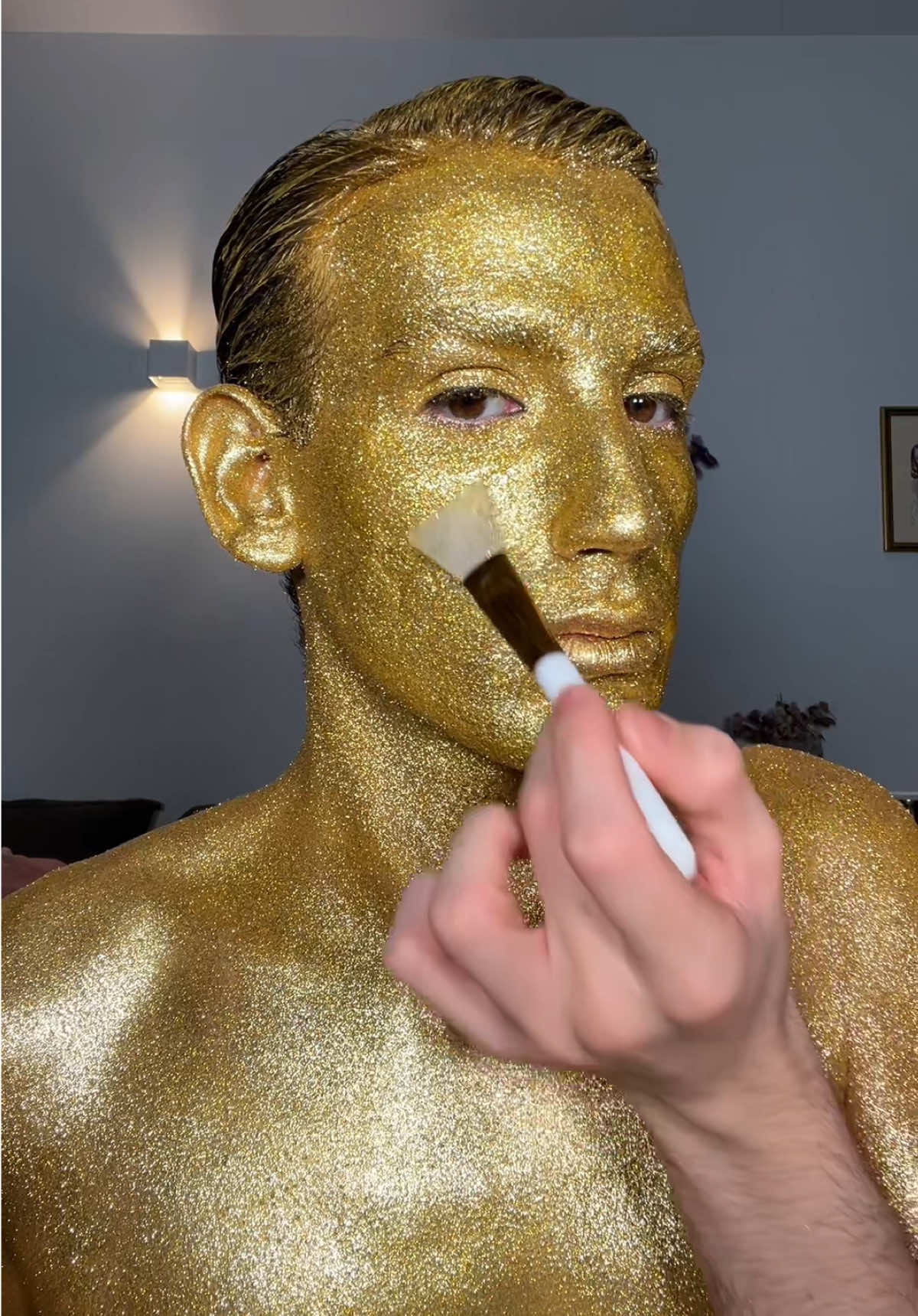 Risposta a @katiaa_008 body painting full glitter versione gold, forse meglio prima della maschera peel off  #makeuptransformation #creativemakeup #bodypaint #editorialmakeup #facepaint 