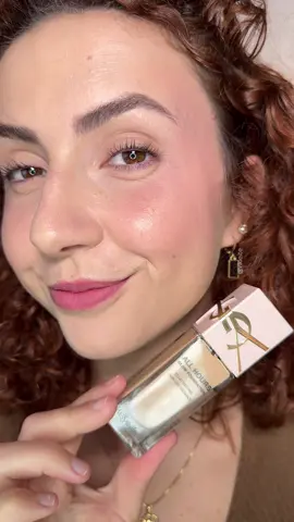 K-beauty + fond de teint? 👇🏻👀 Enrichi en acide hyaluronique et niacinamide, le nouveau fond de teint de la famille All Hours, arrive avec le glow et il hydrate la peau pour un confort optimal, révélant une peau visiblement plus lumineuse et repulpée, même sans maquillage.  All Hours Glow est disponible en 40 teintes différentes afin de garantir une correspondance parfaite des couleurs, mais cette fois, avec un éclat supplémentaire. Cette sensation de second peau est vraiment très agréable car on dirait que je ne porte pas de fond de teint. Dis-moi si t’as aimé ce résultat 🙋‍♀️🤭 #beautycrewallhoursglow #allhoursglow #yslbeauty #makeup #beautycrew  @Beauty Crew FR @YSL Beauty 
