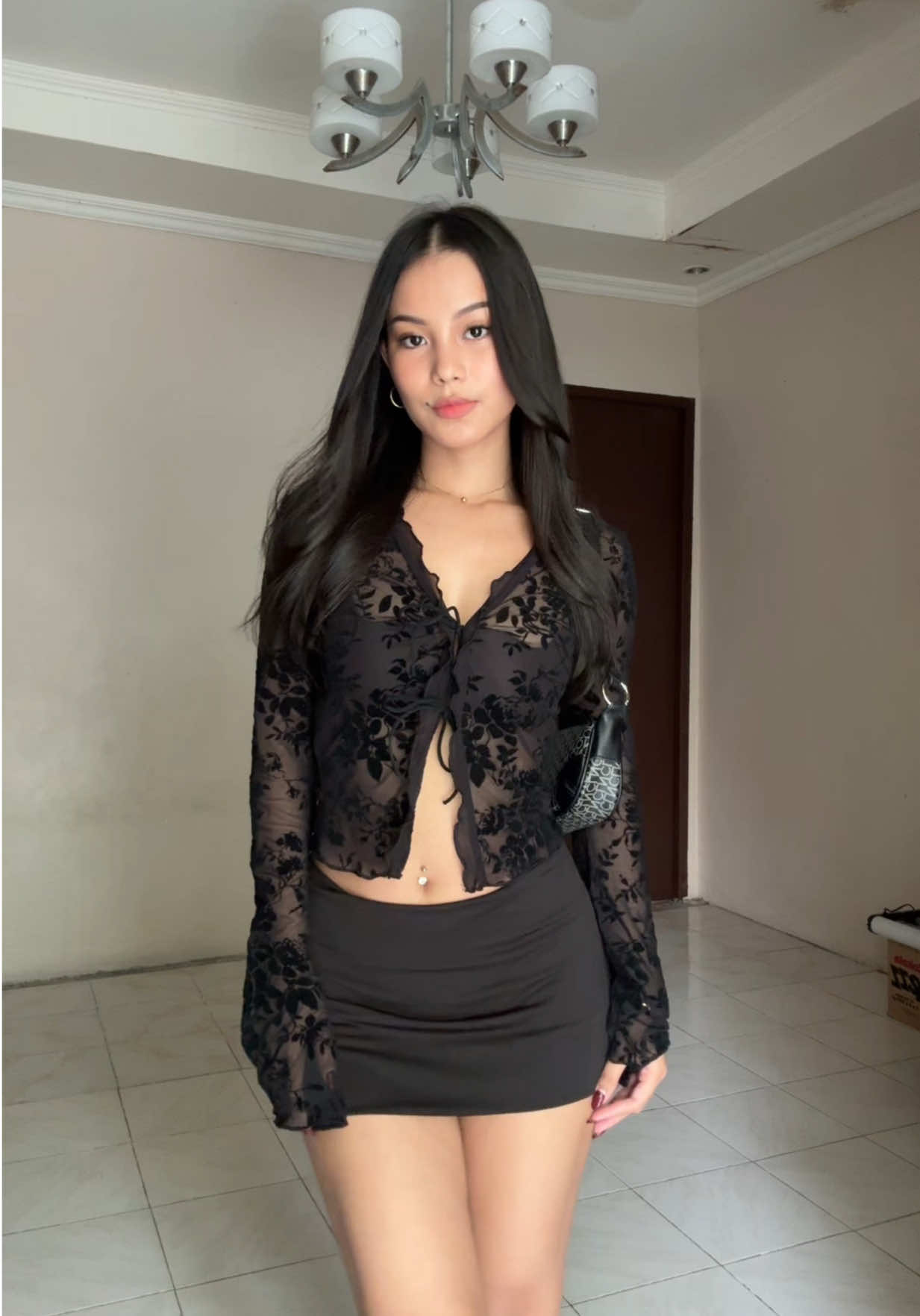 top is so giving 😩✨ #outfit #OOTD #longsleevetop #sexytop #lacetop 