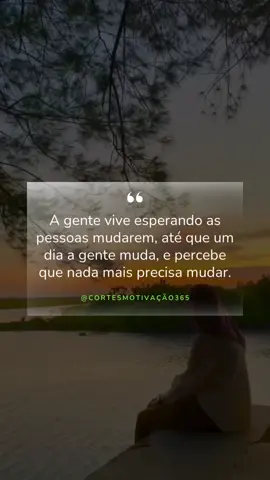 Quando você muda, sua visão muda. O peso diminui, o coração se fortalece e a vida fica mais leve. 🙌 👉 Curta ❤️ e siga 🔔 para mais reflexões que vão transformar sua forma de enxergar a vida! #reflexão #mudança #motivação #autoconhecimento #foryou