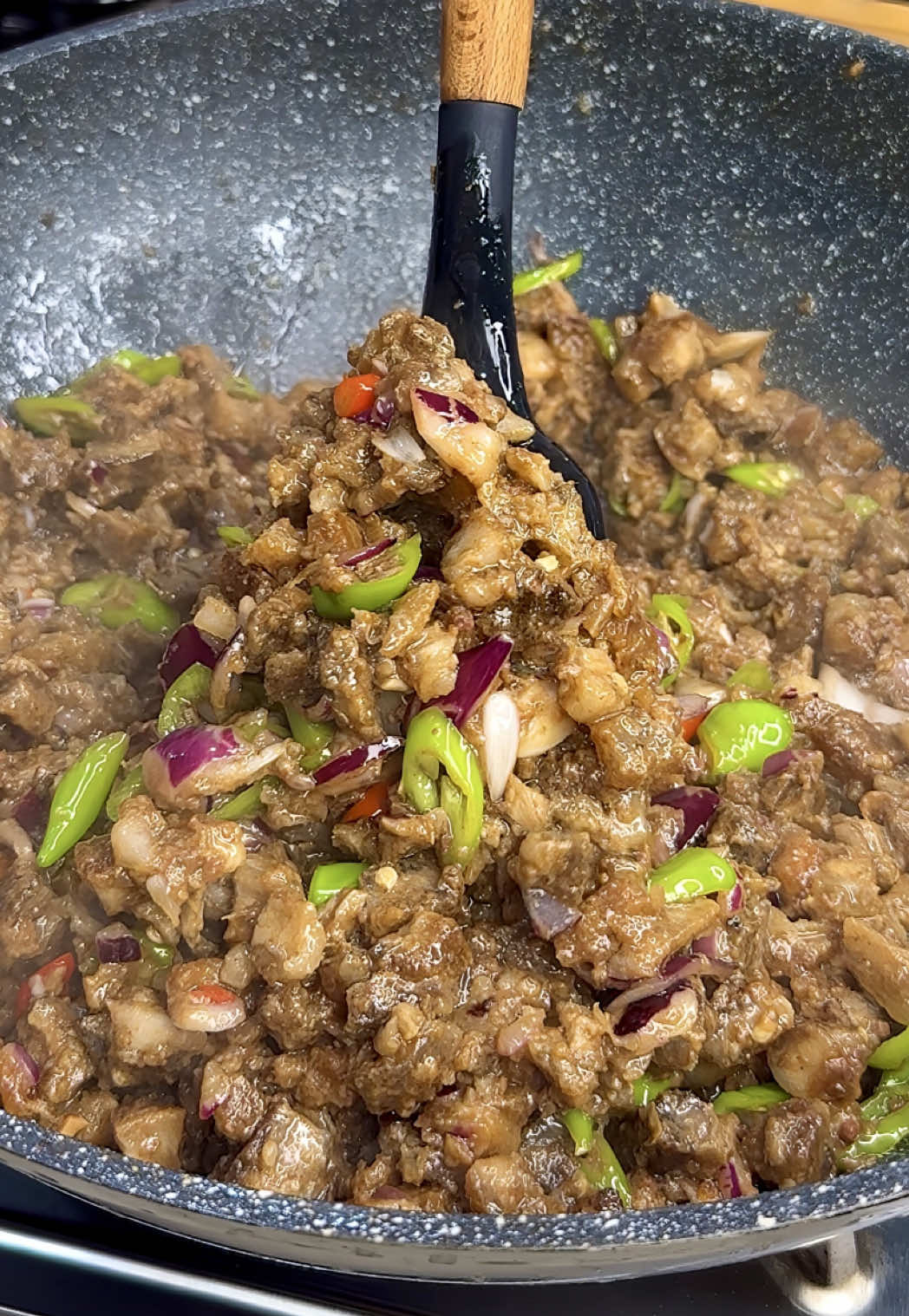 Sisig from scratch? Kayang-kaya yan with @Lee Kum Kee PH Filipino Style Soy Sauce at Lee Kum Kee Filipino Style Oyster Sauce! Perfect na ulam o pulutan para sa darating na handaan!  I-save mo na 'tong recipe na 'to at i-tag mo yung kaibigan mong sisig lover!  #ParaSaSarapNaSwakSaPanlasangPinoy #LKKFilipinoStyle #fy #PassSarapChallenge #porksisig