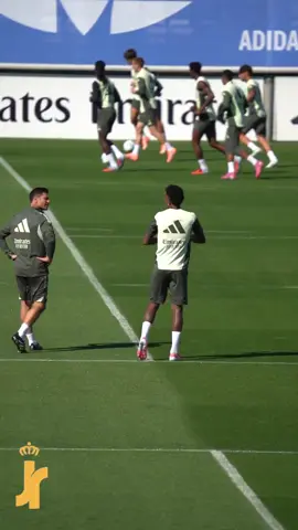 👀 إيدر ميليتاو في نقاش مع تشابي ألونسو 