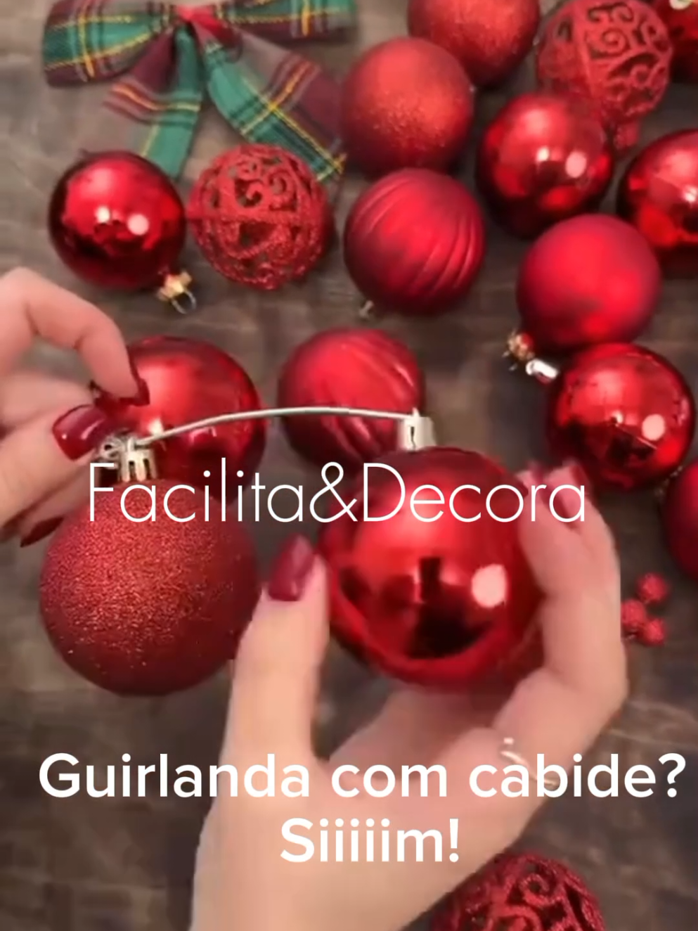 E o charme  das bolinhas natalinas! 👉 Qual cor combina mais com a sua casa? Vermelha ❤️, Dourada 💛 ou Prata 🤍? 📲 Link na Bio ou comenta “Eu Quero” que eu te envio! 🎄✨ #decoracaodenatal #guirlanda #natal #merrychristmas #bolinhasdenatal 