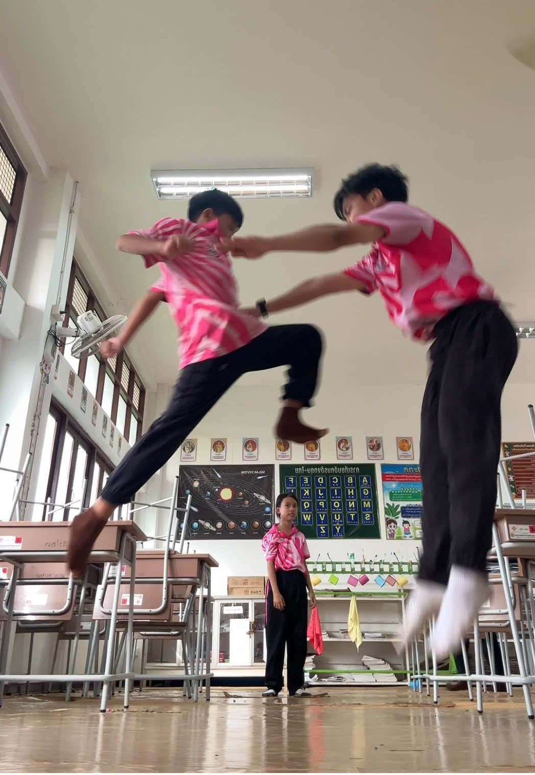 คนไหนคือคุณครูที่นี้ 🤙🏻 #jump #viral #fyp 