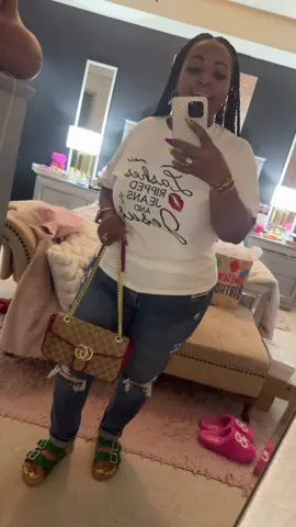 This Graphic Tee‼️ I love Jean Fridays it’s so good to throw on a pair of comfy jeans and ! #wearerocky #gucci @wearerocky_ @gucci #MayEarnRockyDollars