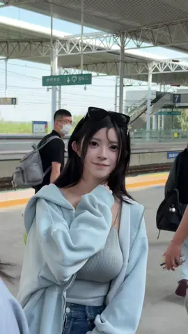 我这什么运气 这车厢全是美女啊啊感谢12306