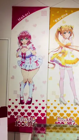 タペストリーのやつ！！壁一面にかけてあって見応えしか無かった！！！画質悪くて申し訳ない…#君のことが大大大大大好きな100人の彼女 #kiminokotogadaidaidaidaisuki #100カノ #anyahahainakuteturaine #好本静 