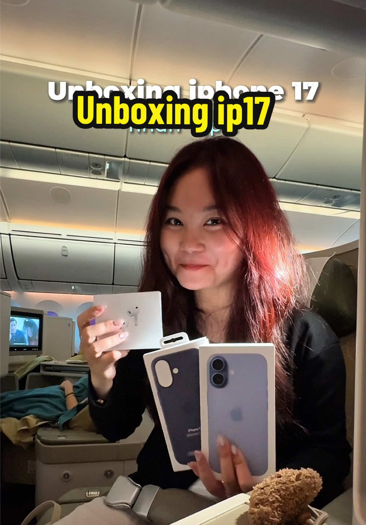 Unbox trên độ cao hơn 10.000m nó lạ lắm 🫨🫨🩵 @apple  #htinsaigon #dailyvlog #iphone17 #unboxingiphone 