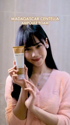 Tiga produk yang beneran bikin aku jatuh cinta, Cleansing oil yang bikin muka bersih tanpa rasa kering, foamnya yang nyegerin, dan calming pad nya andalan pas kulit lagi sensitif. My current favorite skincare trio!  #SKIN1004indonesia #centella #quickcalmingduo #kulitlembab #glowskin      @skin1004_indonesia @skin1004official