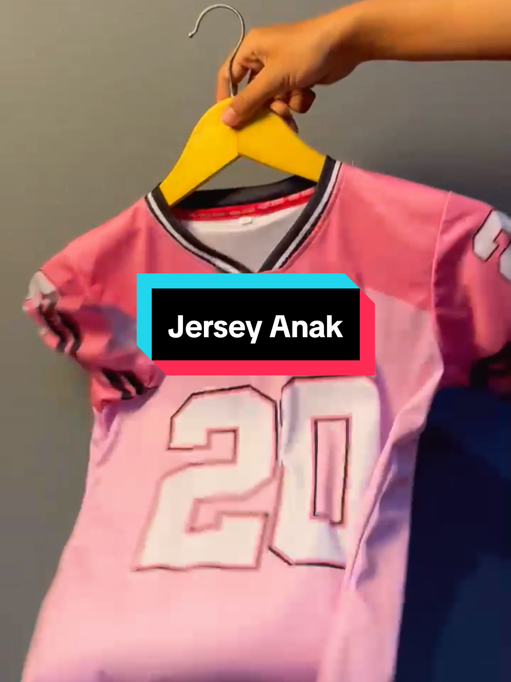 HNF Jersey Anak Series Pink Tampil kece dengan sentuhan retro dan streetwear! Terbuat dari bahan Dry-Fit yang nyaman dan full printing sublimasi. Sempurna untuk si kecil yang aktif. ​#JerseyAnak ​#JerseyDryFit ​#KaosAnak ​#StreetwearAnak ​#jerseyolahraga 