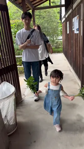 お彼岸のお墓参り🪦 最後のアイスはおつきいので わたしと半分こしましたよちゃんと🤭 #2歳#お墓参り#兄妹#投稿でゲット#子供のいる暮らし 