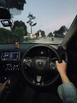 #berhatihatidijalanraya #drivesafe #ontheroad #gasstation #hrv Go to the gas station