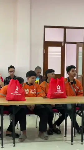 Dalam rangka memperingati HUT PMI ke 80, PMI Sukoharjo menggelar bakti sosial dengan bagi² sembako untuk ojek online (ojol), Jumat (26/9/2025. #sukoharjo #pmisukoharjo #hutpmi2025 #fyp #sukoharjonews 