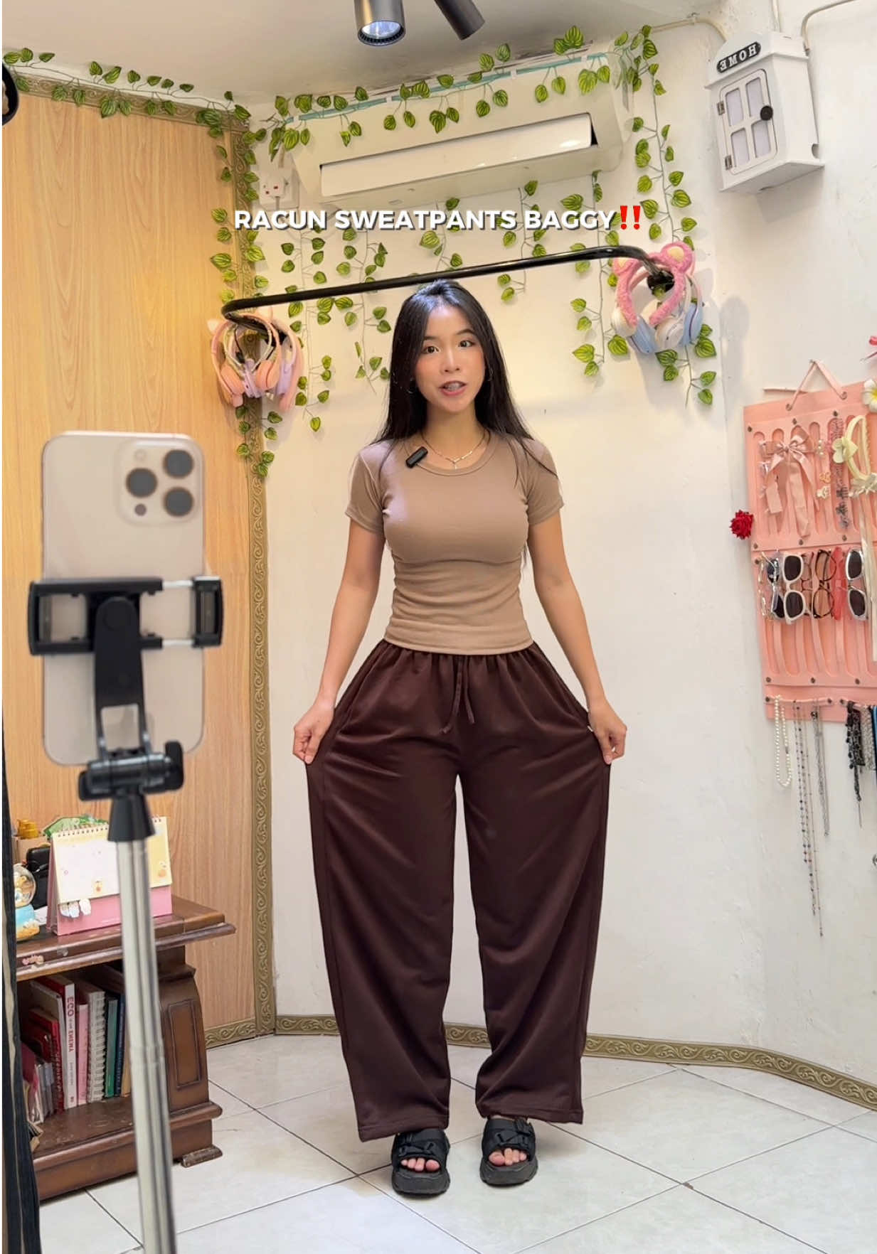 Review sweatpants baggy baru warna COKLAT🤎 Guys! yg suka warna coklat wajib punya karena coklatnya bagus🫵🏻😋