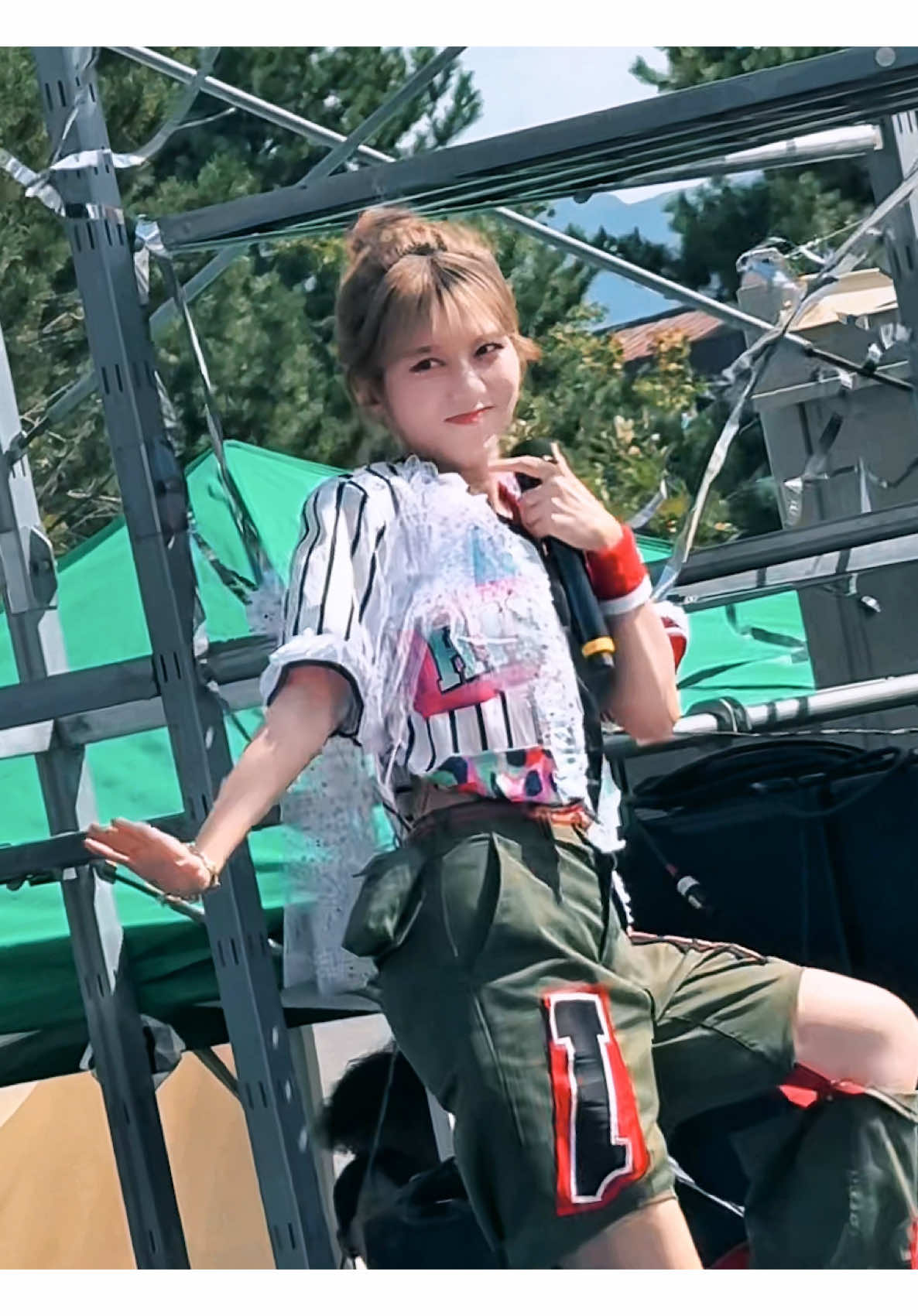 Dramaイントロのステップ、キックしてる時の萌花ちゃんの表情がめ〜〜〜っちゃ好き‼️🥳🫶 なびく銀テと衣装のベルトのシンクロ感も良すぎる👏👏 #AMEFURASSHI #鈴木萌花 #アイドル #Drama  @AMEFURASSHI @鈴木萌花 