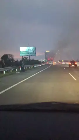 tol lawang - Singosari macet total dari setengah jam yang lalu. hindari luuurrr karena ada mobil terbakar.