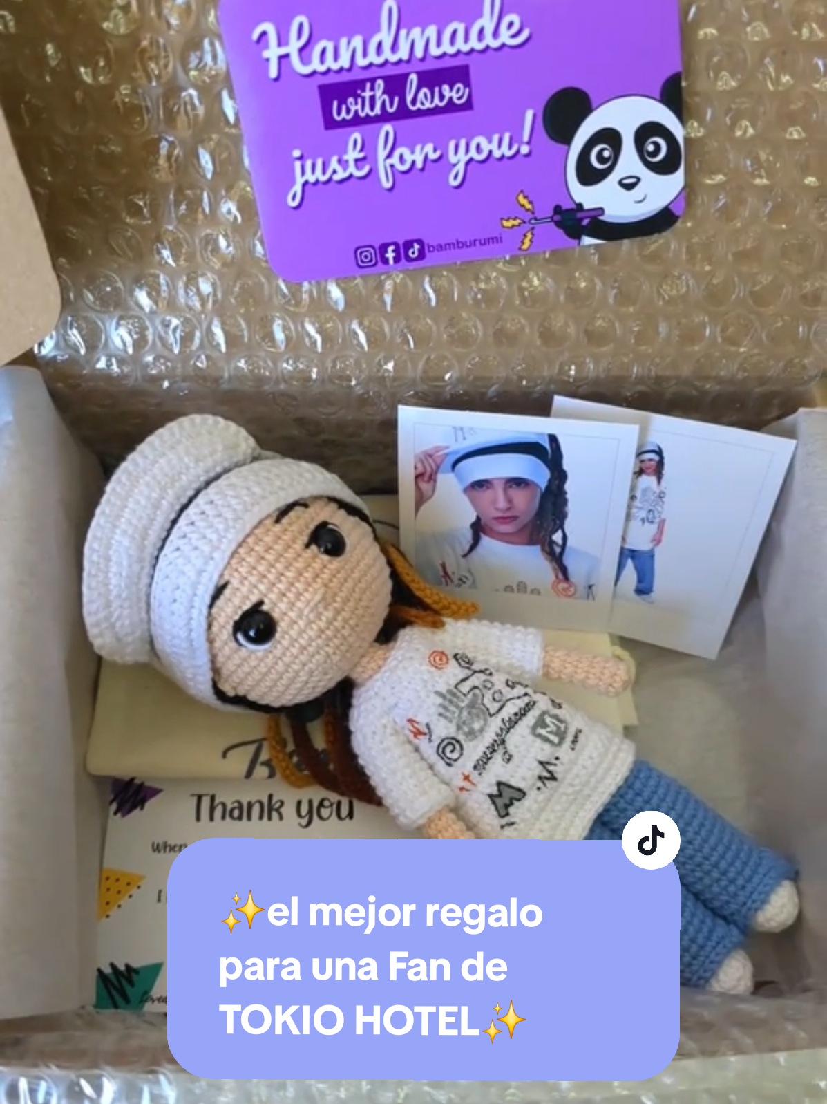 ✨️El mejor regalo para una fan de Tokio Hotel✨️🧶 Etiqueta en los comentarios a quien debería comprártelo 😉🤭🙌🏻 . . . 🌍 Envíos internacionales disponibles. 💌 Encarga el tuyo por mensaje - Link en bio. . #tokiohotel #tokiohotelfan #tomkaulitz #billkaulitz #crochet 
