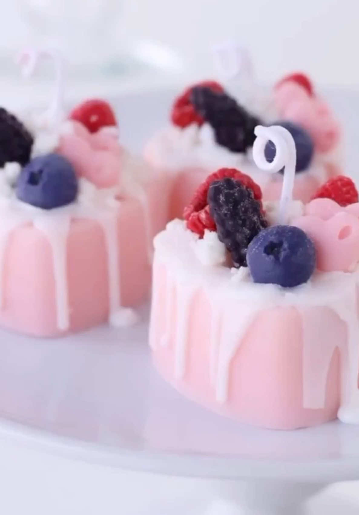 As velas gourmetizadas estão sempre em alta, e são as mais deliciosas de fazer dá só uma olhada que show!!! E me diz uma coisa, você já faz velas? E as gourmet você já fez??? Deixa eu saber, escreve aqui nos comentários   #façaemcasa #peterpaiva #vela #artesanato #candle 