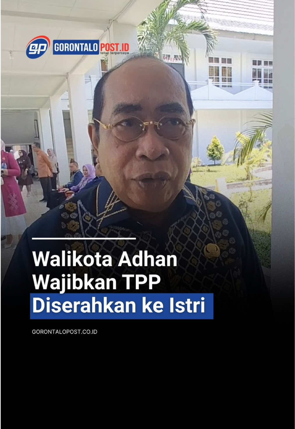 Wali Kota Gorontalo, Adhan Dambea kembali membuat kebijakan untuk aparatur sipil negara (ASN). Yaitu, tambahan penghasilan pegawai (TPP) ASN wajib diserahkan kepada istri. Keputusan ini, disampaikan Wali Kota Gorontalo, Adhan Dambea ketika diwawancarai pewarta usai dirinya mewawancarai pejabat yang mengikuti uji kompetensi, Kamis (25/9/2025) di ruang pola kantor wali kota. “Gaji hak pegawai, tapi TPP pendapatan tambahan. Jadi saya minta pegawai kota, TPP masuk (Diserahkan) ke rekening istri,” tegas Adhan. Kebijakan ini diambil oleh Wali Kota Adhan dalam rangka mencegah perbuatan yang tidak terpuji. Utamanya, kata dia, perselingkuhan yang sudah diperingatkan kepada ASN. Apabila kedapatan maka akan dipecat. “Ada satu yang sudah saya suruh proses untuk dipecat, karena selingkuh,” ungkap wali kota dua periode itu. #walikotagorontalo #tppasn #gorontalo #reelsvideo #cegahselingkuh #perselingkuhan #selingkuhviral 
