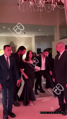 وصول النجم حسن الرداد وزوجته النجمه ايمي سمير غانم والاعلامي رامي رضوان وزوجته النجمه دنيا سمير غانم وابنتهم كايلا حفل زفاف المخرج محمد بيومي فؤاد  #محمد_بيومي_فؤاد #كايلا #حسن_الرداد #رامي_رضوان #بيومي_فؤاد  