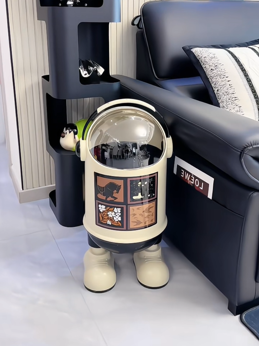 Thùng rác phi hành gia cổ điển này có thiết kế dễ thương, đóng mở dễ dàng mà không làm bẩn tay, giúp việc vứt bỏ rác trở nên tiện lợi hơn-! #thungrac#thungracthongminh#thungdungrac#thungdungracsangtrong#xuhuong