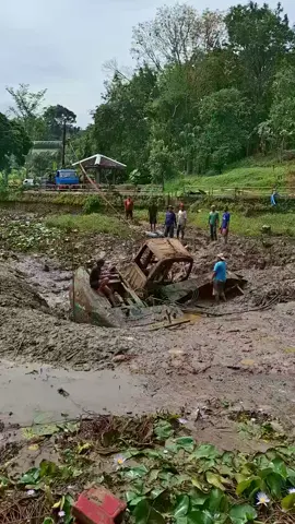 kabin kabine wo 🤣#gandewoheavyequipment #kebunbuahmangunan #evakuasi #excavatorcobelco #tunggaksemiheavyequipment 