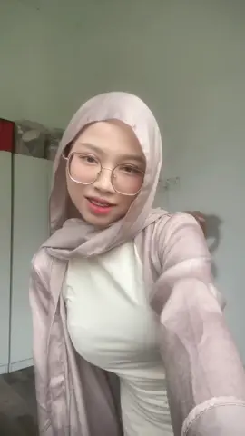off white 🐻‍❄️ #sekkitojangepecoh #awekmalaysia #awektudung #fypシ #tiktokmalaysia 