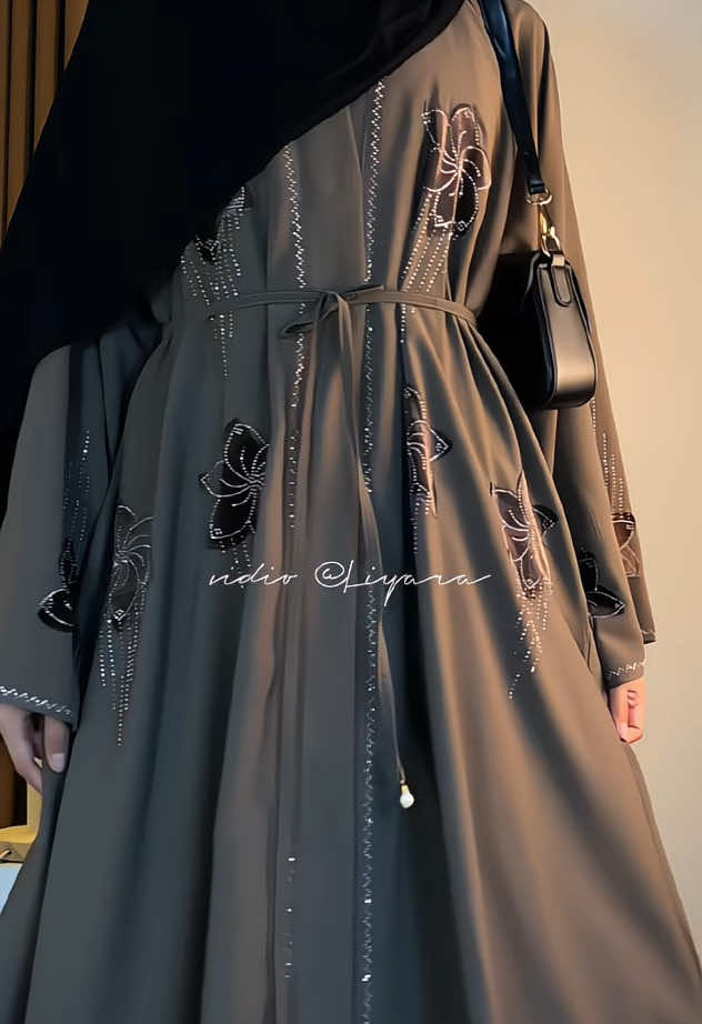 masyaallah abaya nya cantik banget 😍😍 #abaya #abayagirls #abayastyle #abayafashion #abayalebaran 