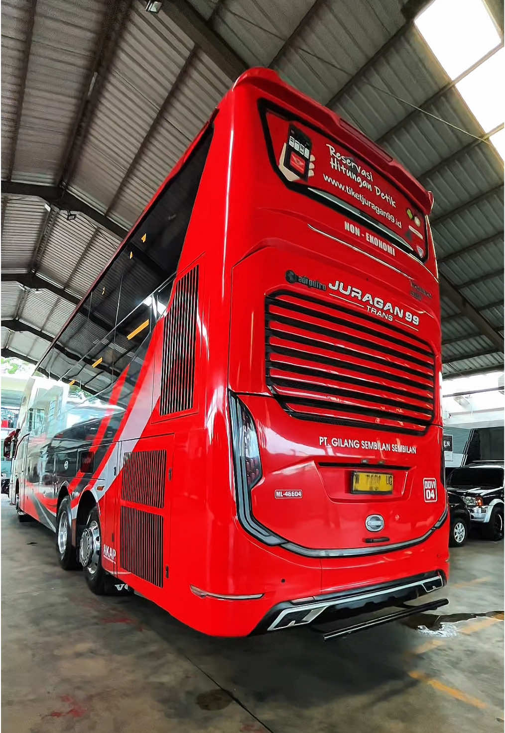 Sore di garasi bukan sekedar persiapan tapi awal dari ribuan cerita perjalanan @Juragan99Trans 🛣️  #perjalanan #juragan99 #ayonaikbis #bismania #sorehari 