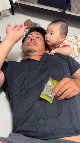 2人でクッキー観察してたら、、？ くれると思ったのに！！😤 クッキー消えていったヨ？ 最後まで見て下さい😆 まだもうちょっとクッキー食べるのはお預けやな👶🏻 #赤ちゃんのいる生活  #何気ない日常  #かわいい