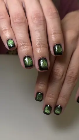 Halloween vibes 🖤💚 #nails #nailsbyalma #soulbeautyhouse #cateyenails #halloweennails      
